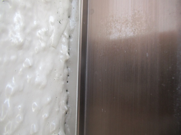 下塗り材の漏れ箇所です