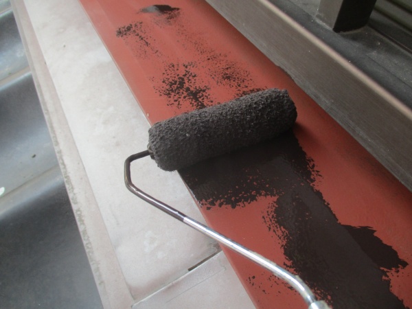 板金部分のローラー塗装中です