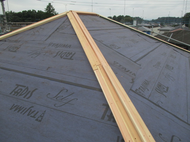 棟板金の下地を取り付けました