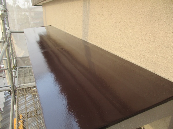 庇の中塗りが終了しました