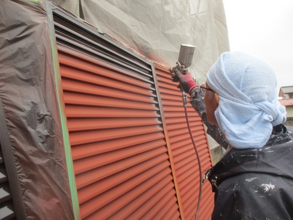 雨戸の中塗り吹き付け塗装中です