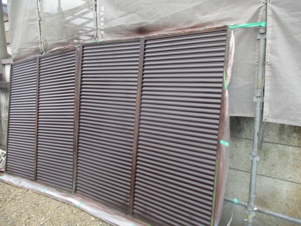 中塗りが終了した雨戸です