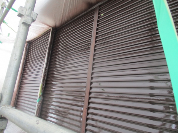 吹き付け塗装の中塗りが終了しました