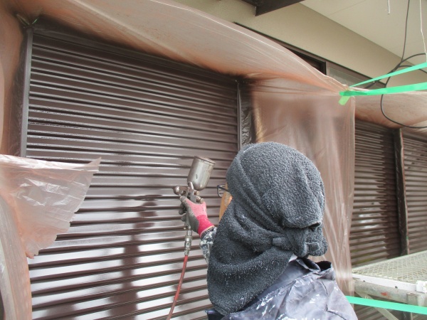 吹き付け塗装の上塗り中です