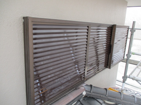 吹き付け塗装の上塗りが終了しました