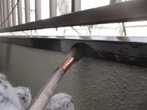 笠木の上塗り刷毛塗装中です