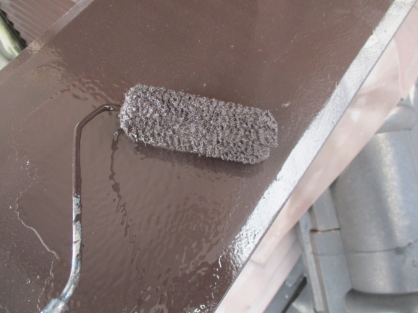 笠木の上塗りローラー塗装中です