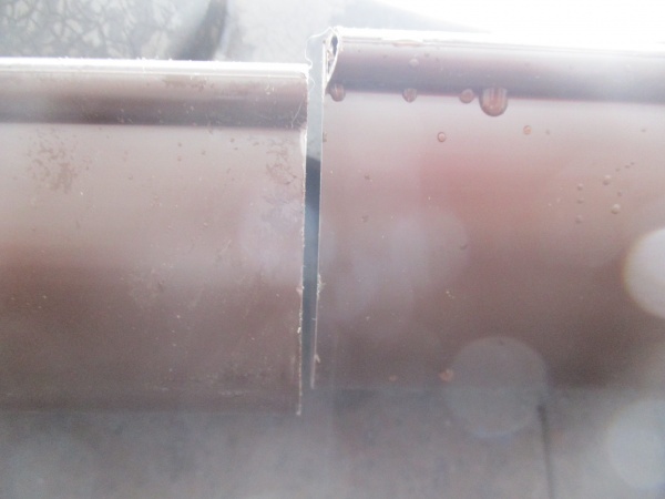 軒樋を繋ぎます