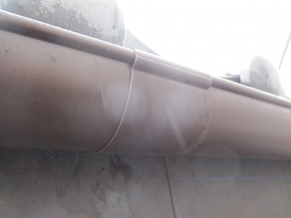 軒樋を突合せで繋ぎました