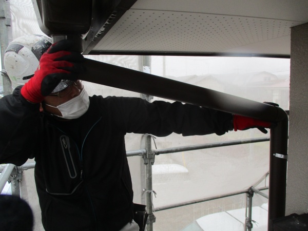 呼び樋を取り付け中です