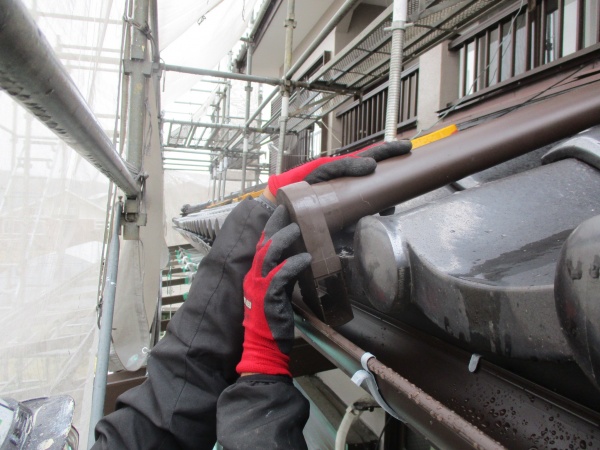 ハイ樋を取り付け中です