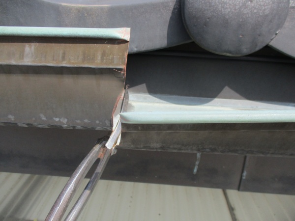 軒樋の撤去中です