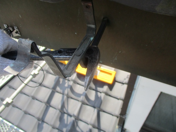 軒樋金具を取り外し中です