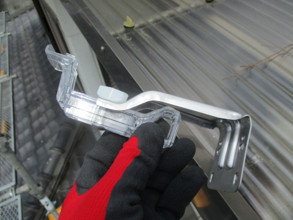 調整した軒樋金具です