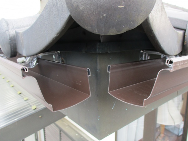 軒樋を取り付けました