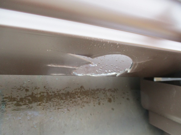 排水穴に切れ目を入れました