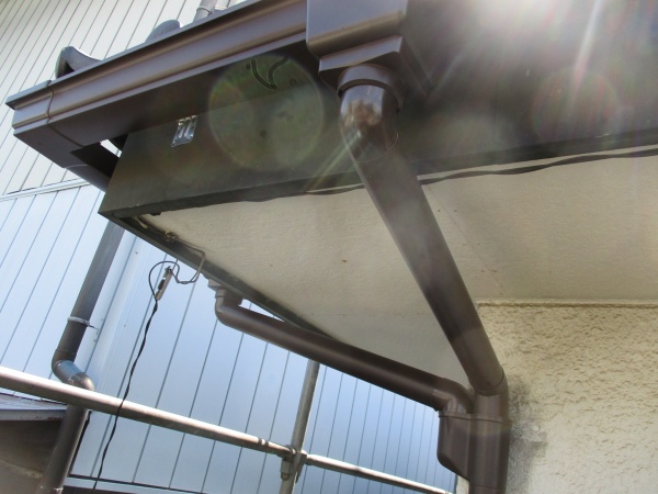 呼び樋で繋ぎました