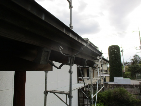 玄関の雨樋の撤去中です