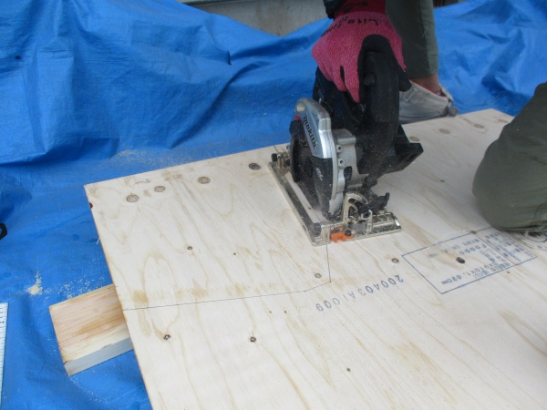 耐水合板の加工中です