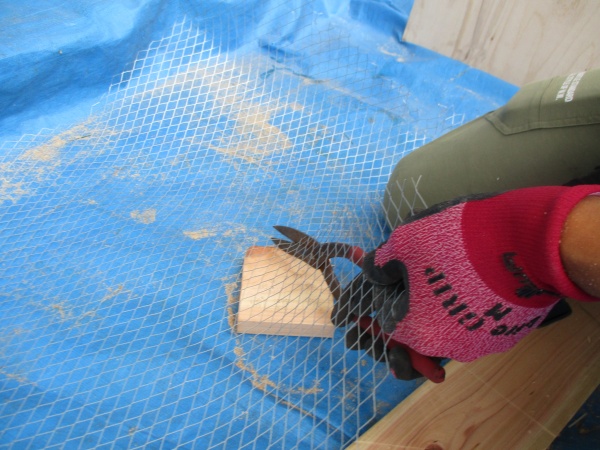 ラス網をカット中です