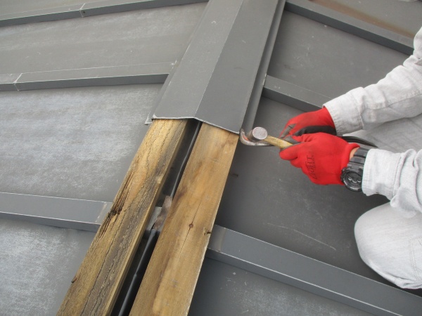 棟板金の取り外し中です