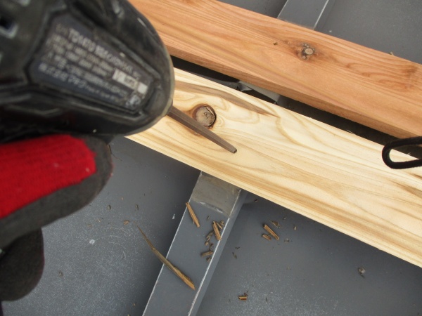 新規の貫き板の取り付け中です