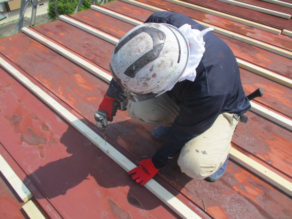 野地板下地の取り付け中です