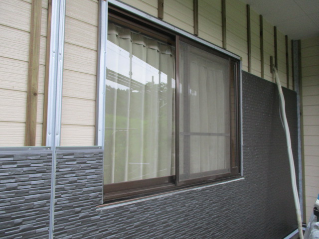 窓周りを貼りました