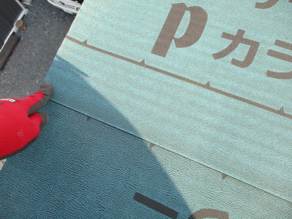 ルーフィングを貼り付けました