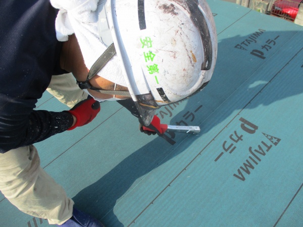 ルーフィングの貼り付け中です