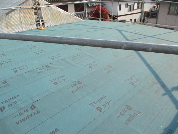 ルーフィングの貼り付け中です