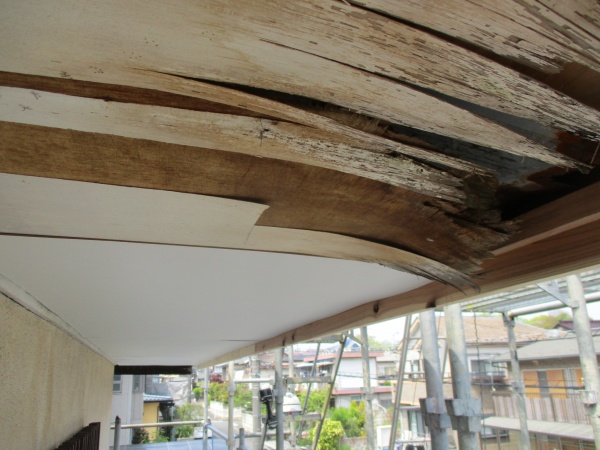 軒天重ね貼り途中です