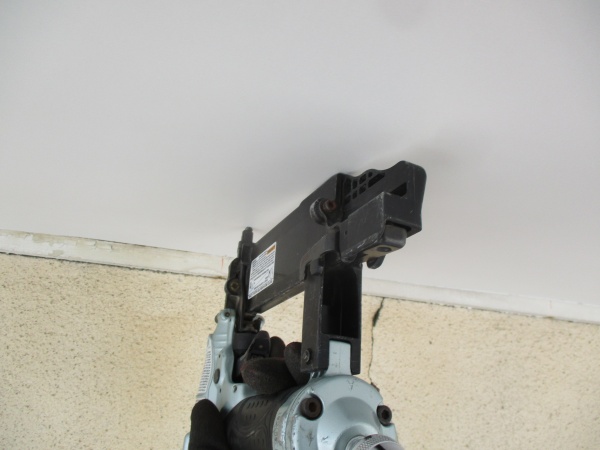 軒天材の取り付け中です