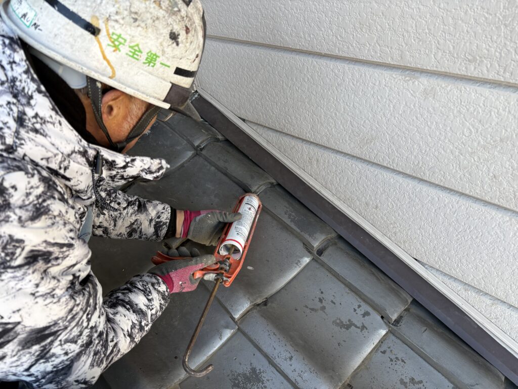 瓦葺き直しシーリング中