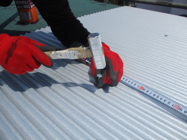 ガルバニュウム製波板の固定中です
