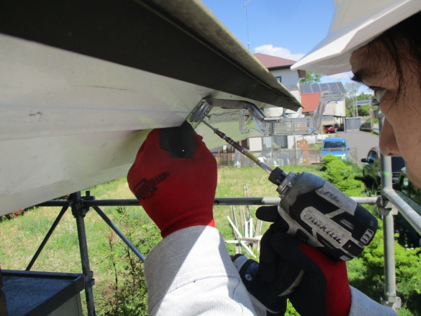 軒樋金具の取り付け中です