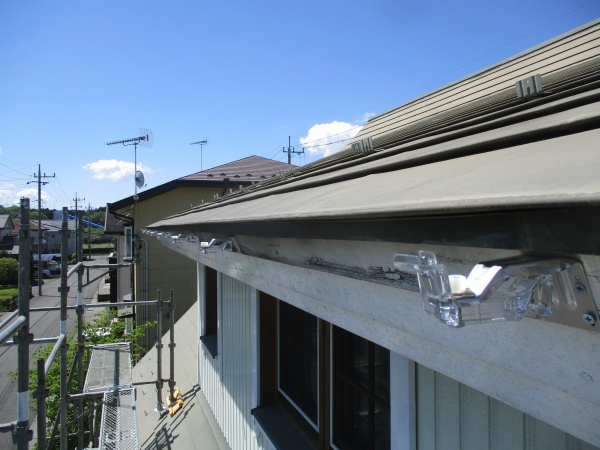 軒樋金具の取り付けが終了しました