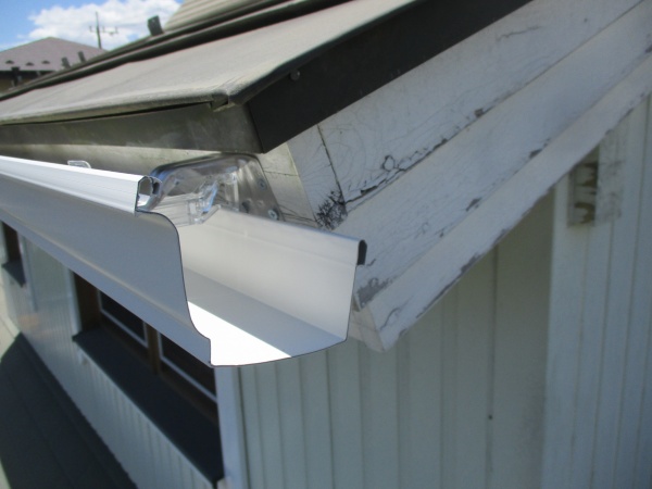 軒樋を取り付けました