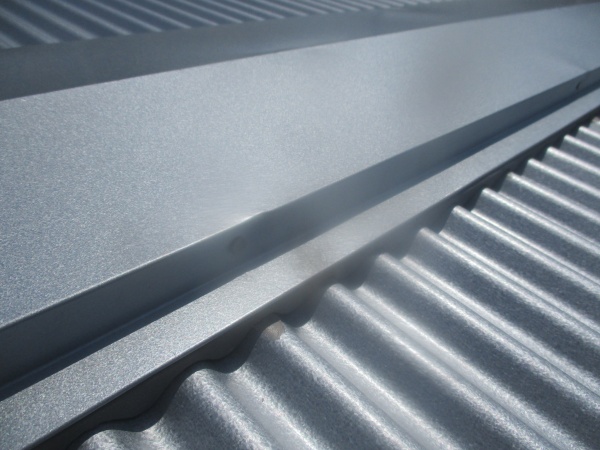 棟板金を取り付け中です