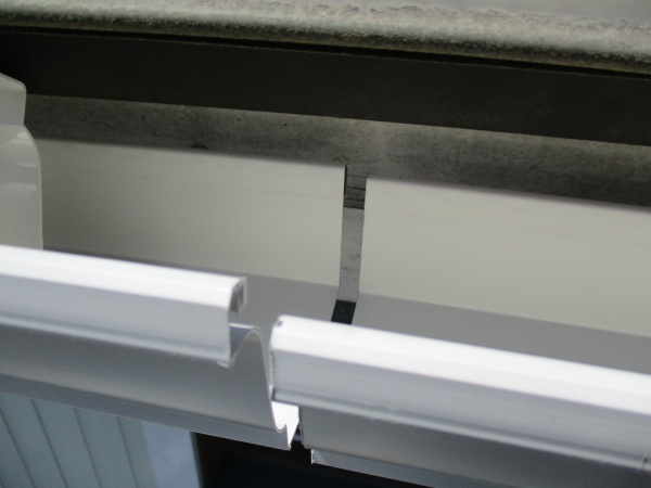 軒樋を突き合わせでセットしました