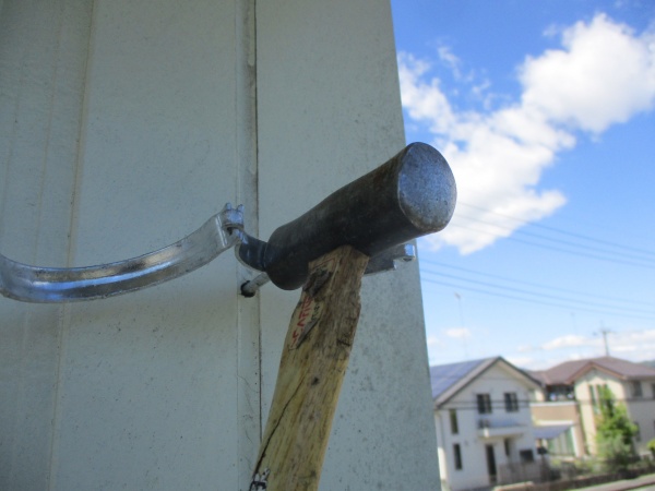 竪樋金具を取り付けました