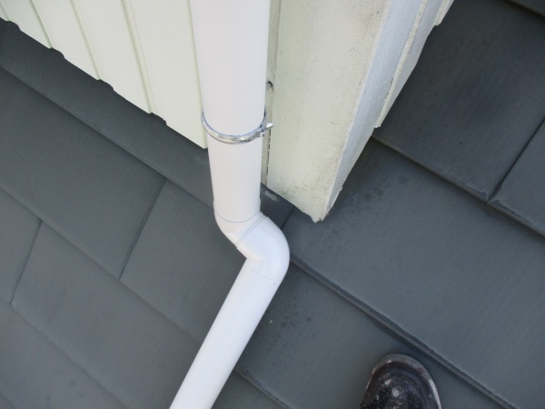 竪樋と這い樋を取り付けました