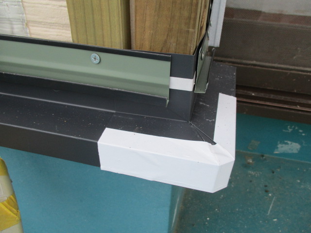 出隅水切りを取り付けました