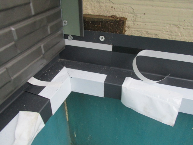 入り隅水切りを取り付けました