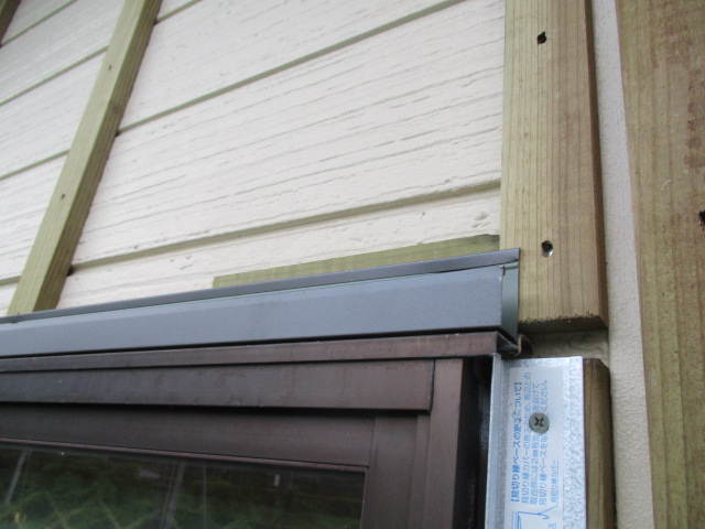 排水穴付き見切り縁を取り付けました