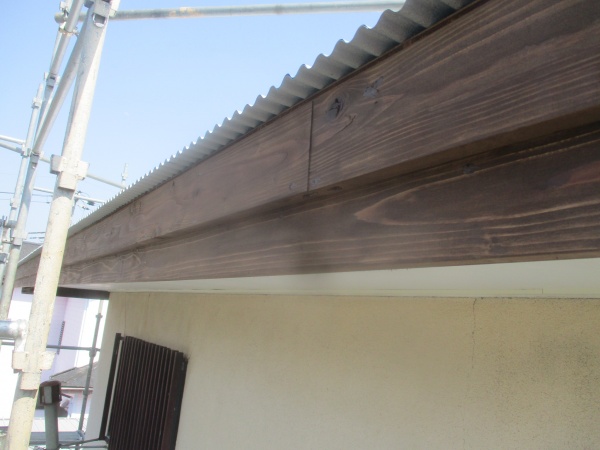 破風板に防腐剤を塗装しました