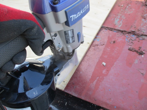 野地板の固定中です