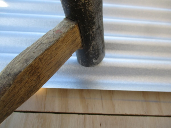 波板の固定中です