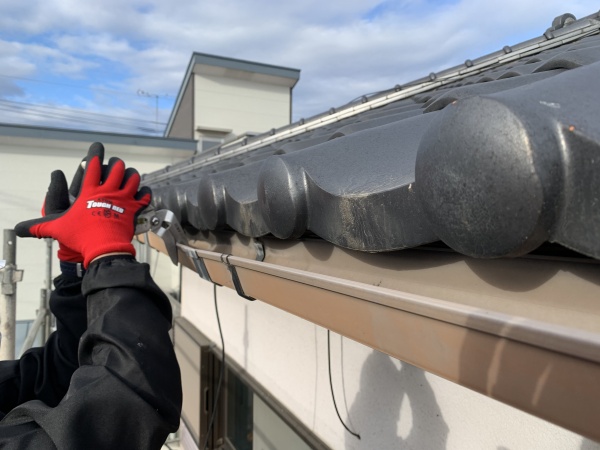 軒樋の撤去中です。