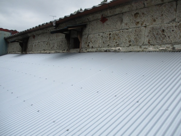 ガルバニュウム製波板の取り付けが終了しました